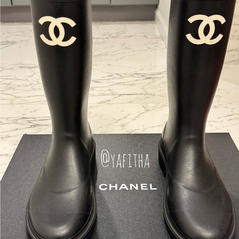 CHANEL Interlocking CC Logo Rubber Rain Boots 38